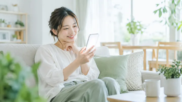 スマートフォンでやり取りする様子