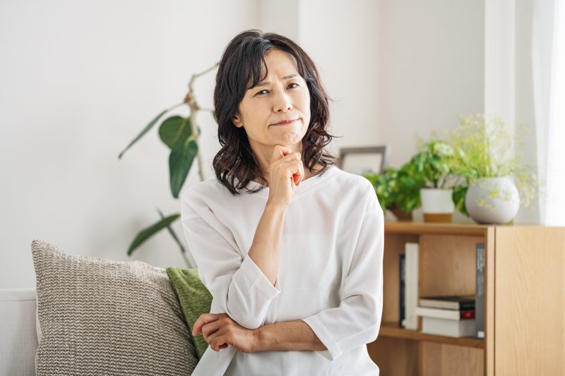 女性/ミドル/悩む/困る