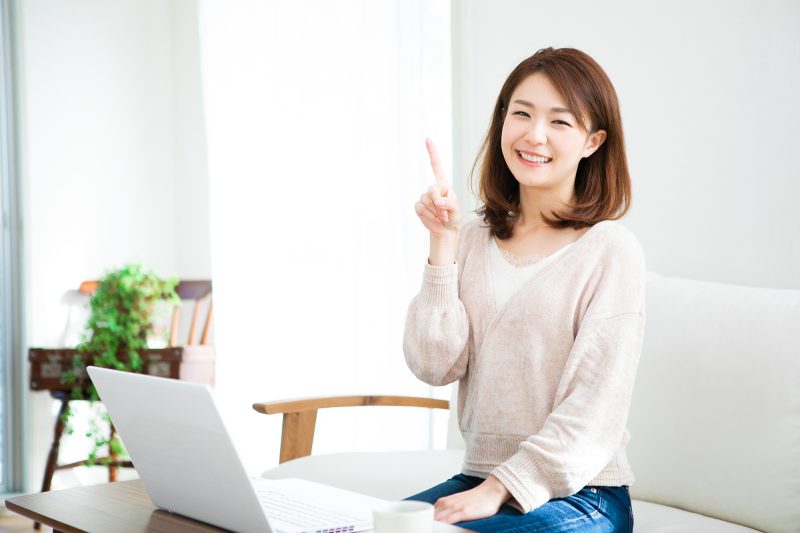 指差し/女性/パソコン