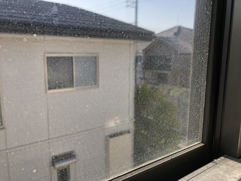 窓ガラスの土ぼこり