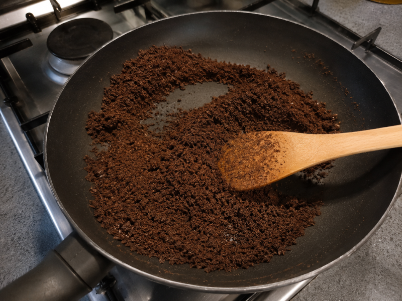 フライパンでコーヒーかすを乾煎り