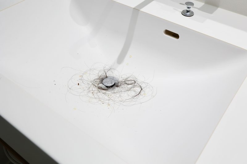 洗面所に残る髪の毛